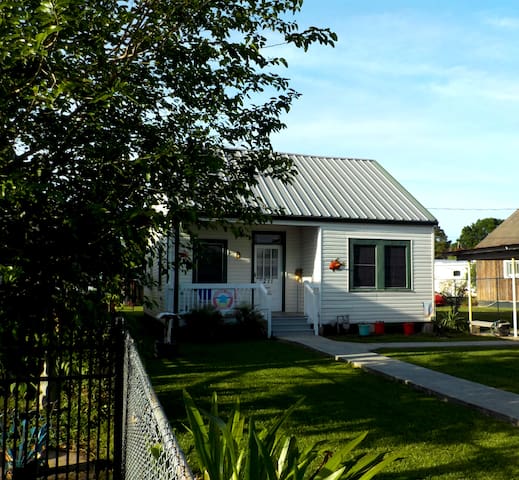 Houma Port House (Louisiana cottage sleeps five)