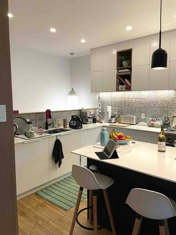 Bel appart 2 étages, piscine, collé sur le métro gallery image 5