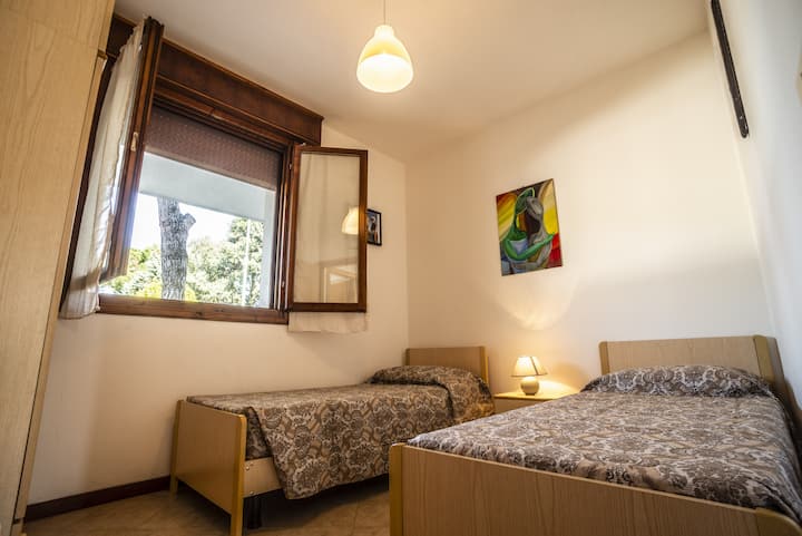 ოთახი 2 ერთადგილიანი საწოლით