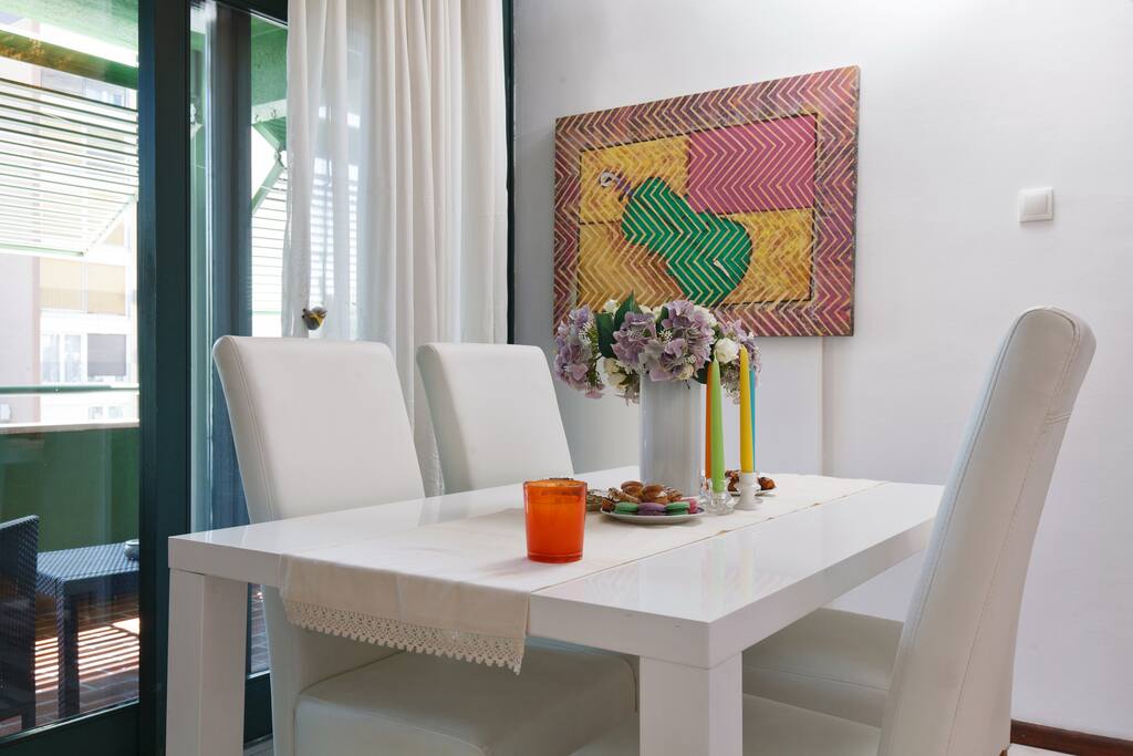 daily room, lunch table
