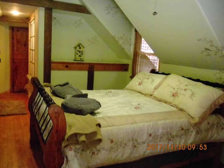 Ზემოთ ოთახში ყოფნისას თავს ხეებზე იგრძნობთ.