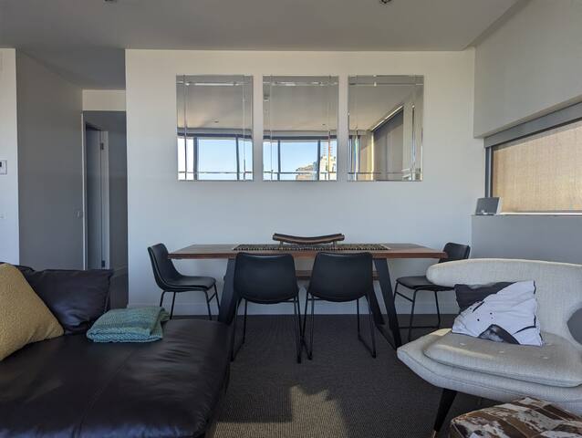 Luxury City Views on 32nd floor with 2 car parks gallery image 5