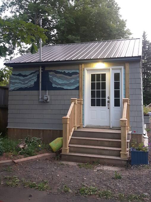 Front door. Pull up and park in front of the Celtic Waves Cottage. Quaint. Coastal. Comfortable.