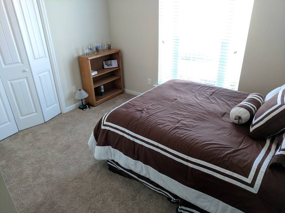 Front bedroom - queen