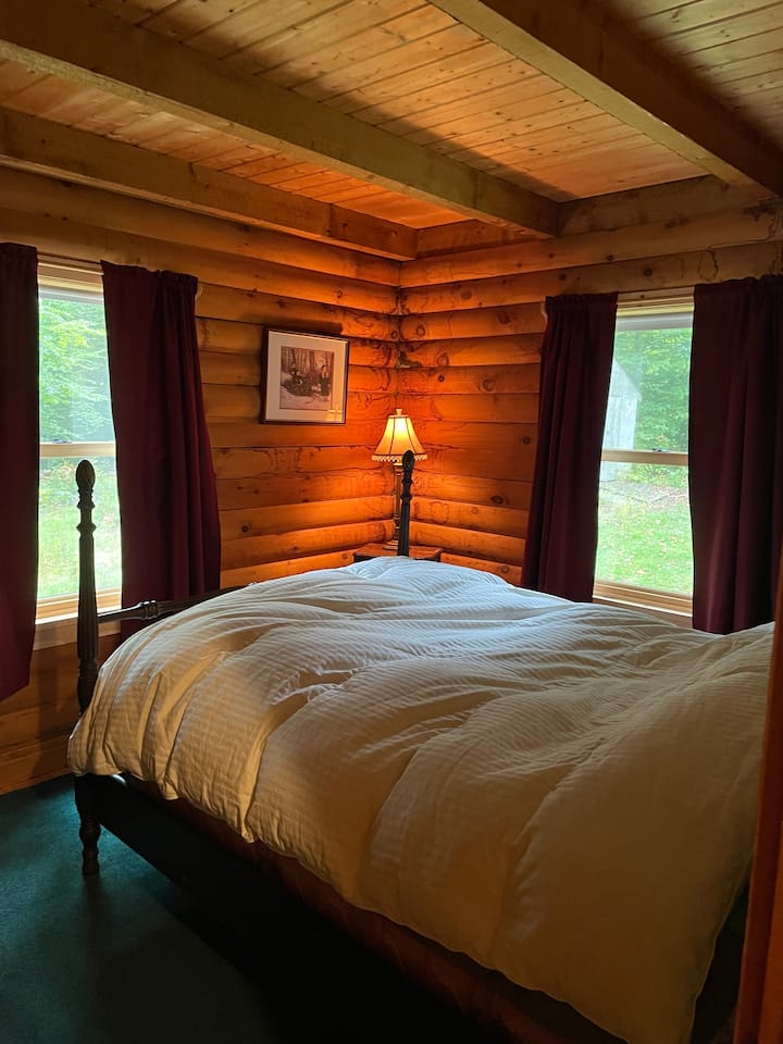 2. spavaća soba na 1. katu s bračnim krevetom.