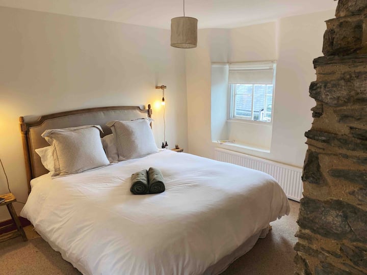 Hlavná spálňa s manželskou posteľou veľkosti Super King s pamäťovým penovým matracom. K dispozícii sú aj vstavané skrine, ktoré môžete používať.