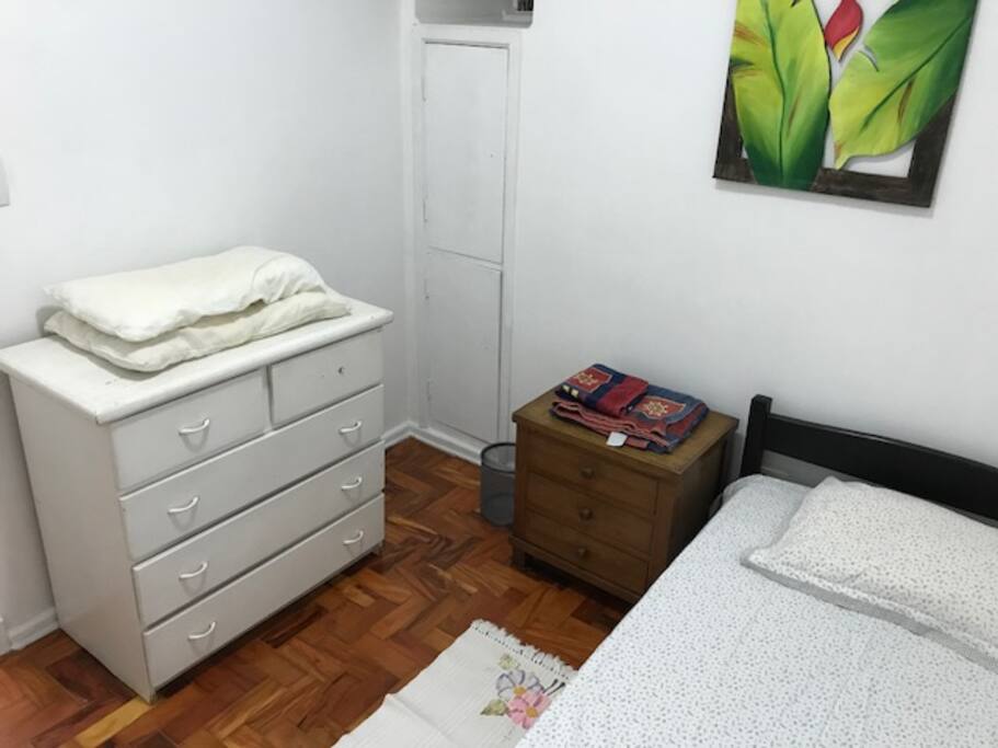 Quarto cama de solteiro, equipado com roupa de cama, toalhas, armários. Ideal para quem procura um cantinho para descansar no meio de São Paulo.
