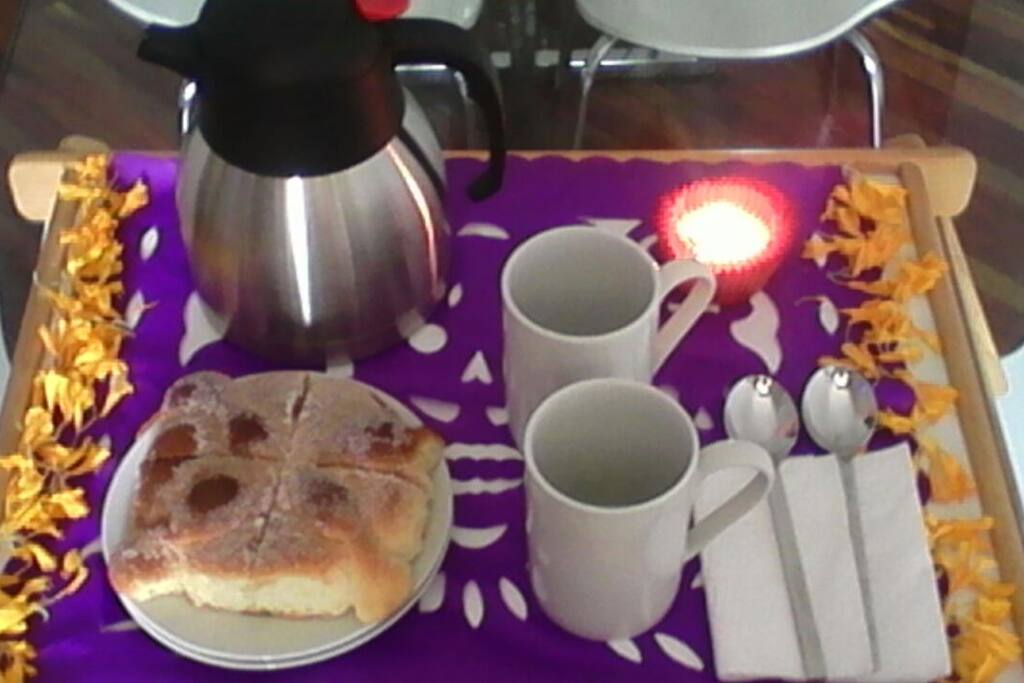 Despierta con un rico chocolate caliente y un delicioso pan de muerto servido a modo de ofrenda.