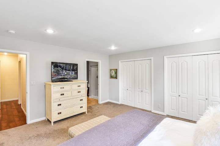 Chambre principale menant à la salle de bain principale. TV HD 37 pouces avec DirecTV DVR.