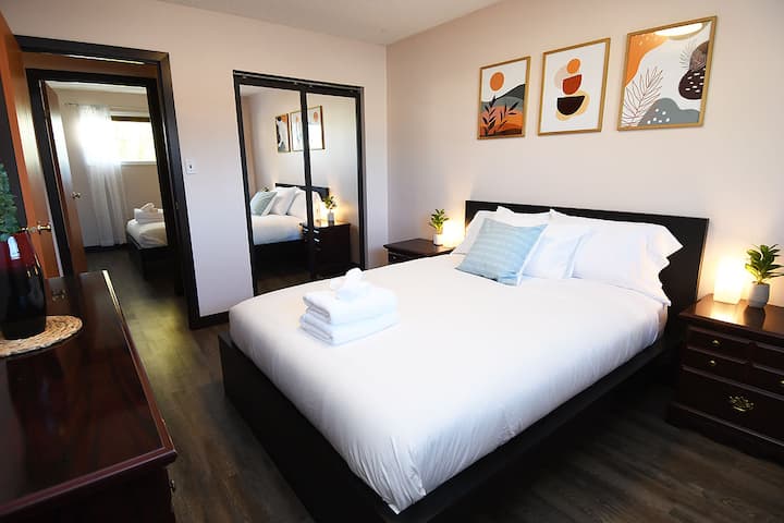 Chambre principale avec placard et design moderne et literie de luxe