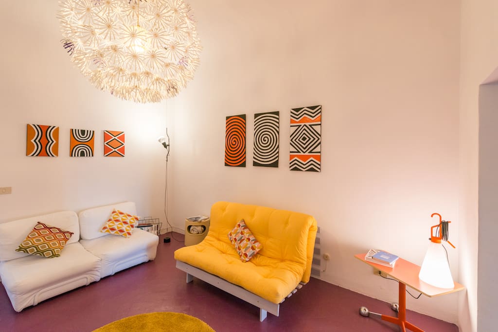 Salotto con divano e divano-letto.