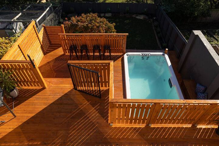 Explore in comfort & sophistication gallery image 3