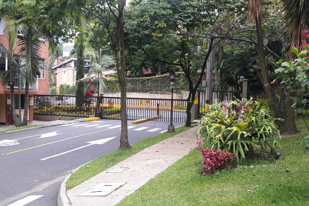 conjunto cerrado, vigilancia 24 horas