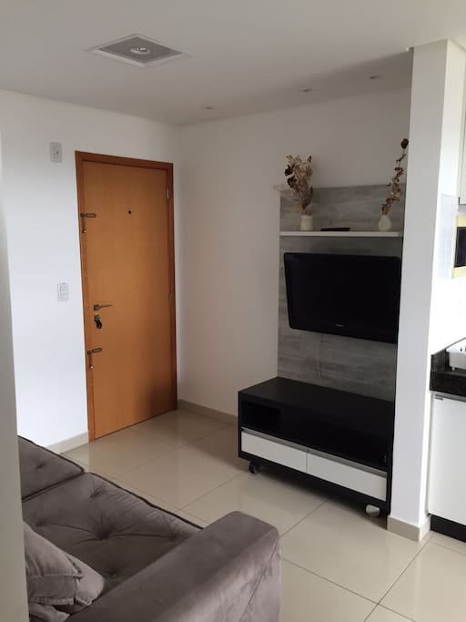 Entrada e TV (piso de porcelanato polido)