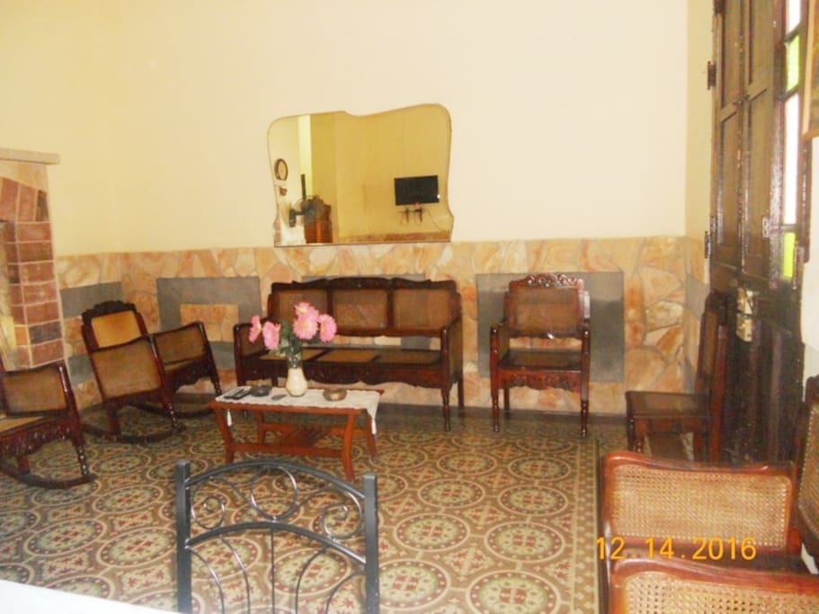 Sala - Comedor en la Casa Principal, a disposición solamente de los huéspedes. Living room - Dining room in the Main House, available only to guests.