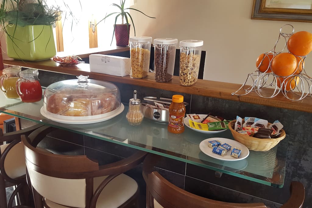 la zona comune con una parte del buffet per la colazione