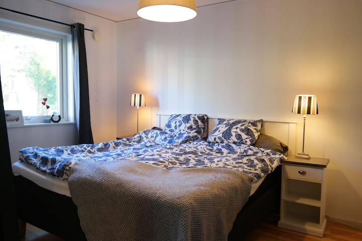 Spálňa na prízemí, jedna manželská posteľ (180 cm)