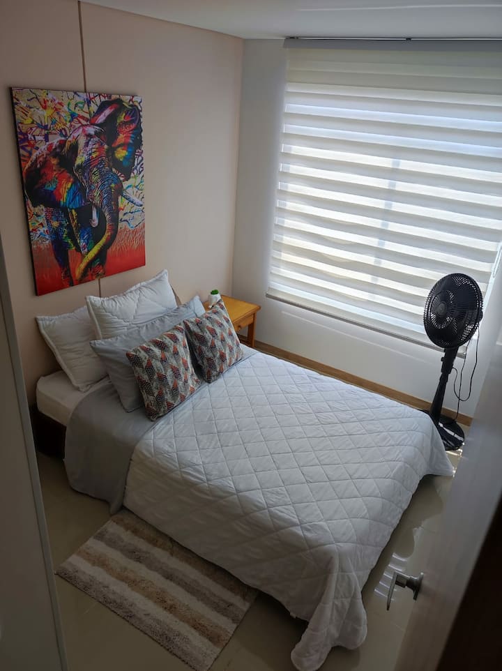 Стая с килер, затъмнение, вентилатор и отличен матрак за много добра почивка.