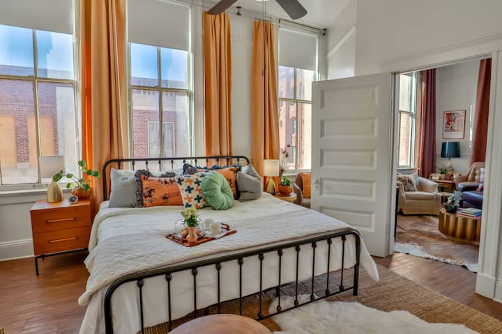 Grande chambre avec lit King Size et lit double et pack et jeu dans le placard.