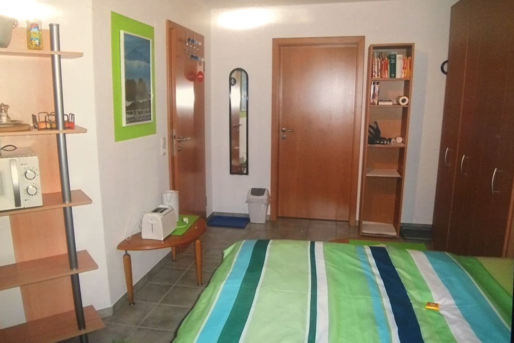 Eingangstür und Durchgang zum Badezimmer.