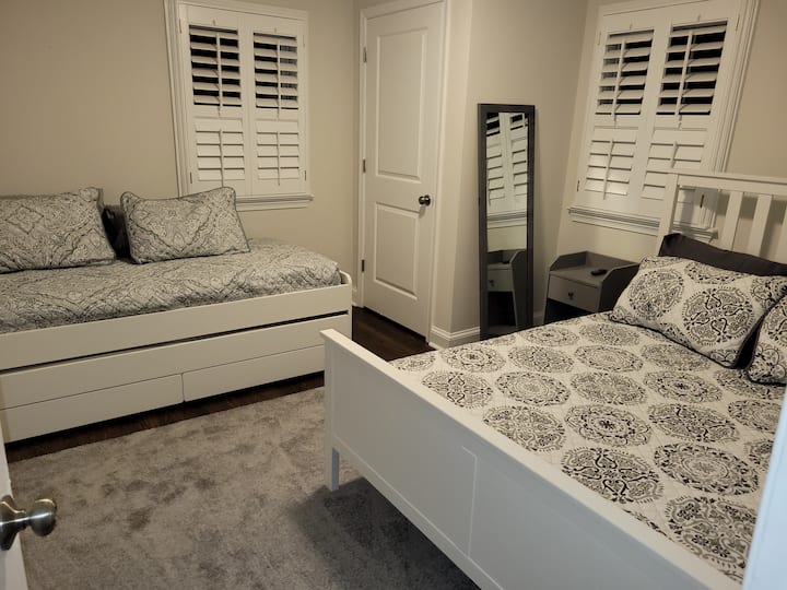 تحتوي غرفة النوم رقم3 على سرير بحجم كبير وسرير متحرك واحد. تعتبر هذه الغرفة تتسع لنوم ما يصل إلى أربعة أشخاص وتحتوي أيضًا على تلفزيون خاص بها.