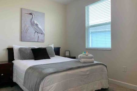 CLEAN & QUIET NEAR PARKS, OUTLET & MARKET.