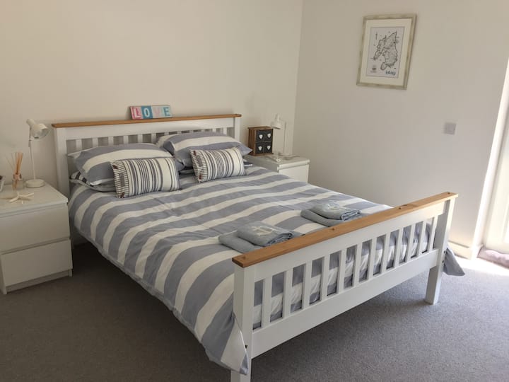 dormitorio principal con cama tamaño king y baño privado /habitación mojada 