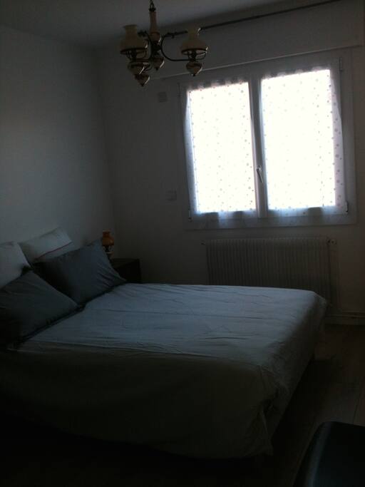 chambre indépendante, lit 2 places, sur cour calme