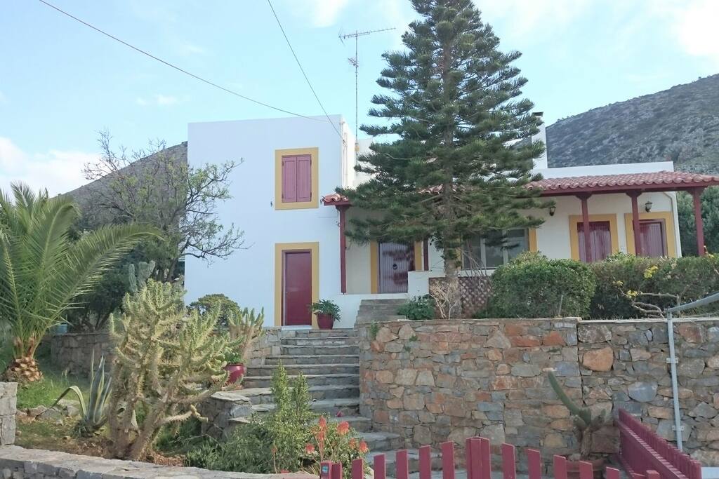 Family Villa Melivia has 3 levels. 2 bedrooms upstairs & another 2 downstairs (each with a bathroom). The kitchen & living room are on the main floor. (along with bedroom No 5 & bathroom No3 who have a separate entrance)