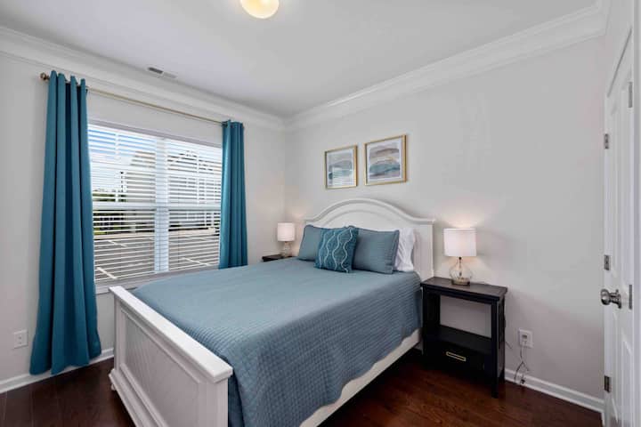 غرفة نوم بسرير بحجم كبير في الطابق