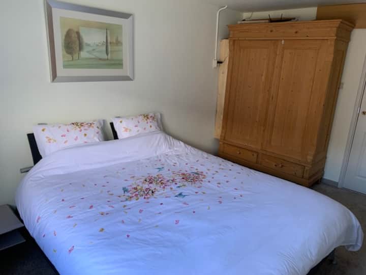 เตียงกว้างขวางน่ารักในห้องนอนกว้างขวางมีหน้าต่างและวิวระเบียงสวยๆของเรา 