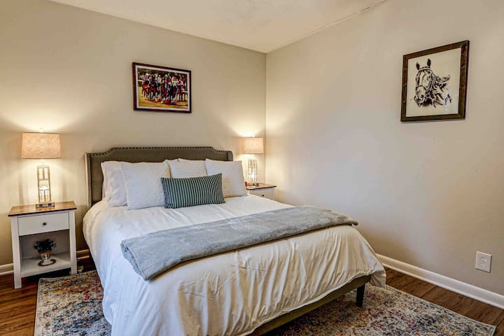 Derby Room has a Queen bed featuring artwork of local artist Prather Designs at Mainly Creative on Main Street.  Noćne svjetiljke imaju usb priključke, zvučni aparat i stropni ventilator za vašu udobnost.  