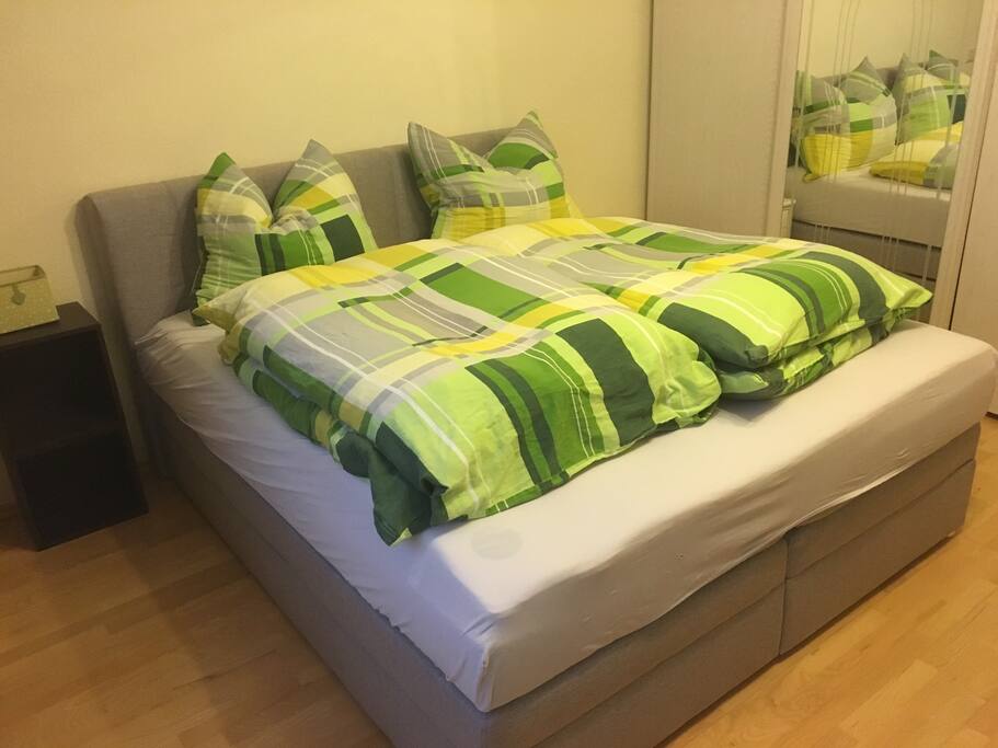 Wohn-Schlafzimmer mit neuem Bett