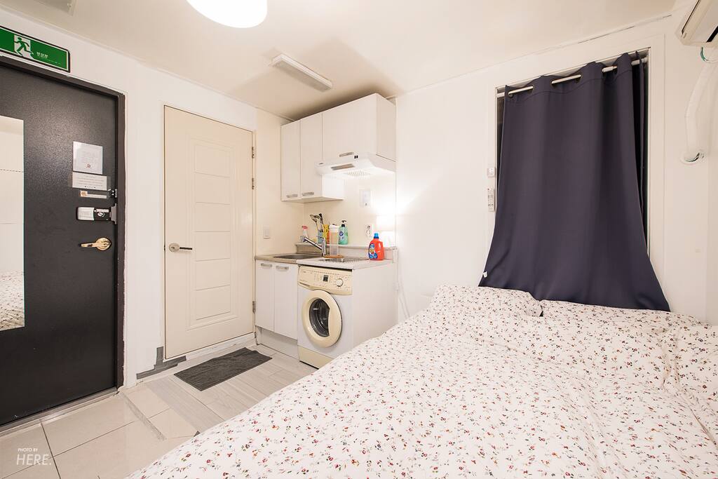 The room is not quite big but all equipped and cozy / 방이 그리 크지는 않지만, 모든것이 갖추어져 있고 편안합니다