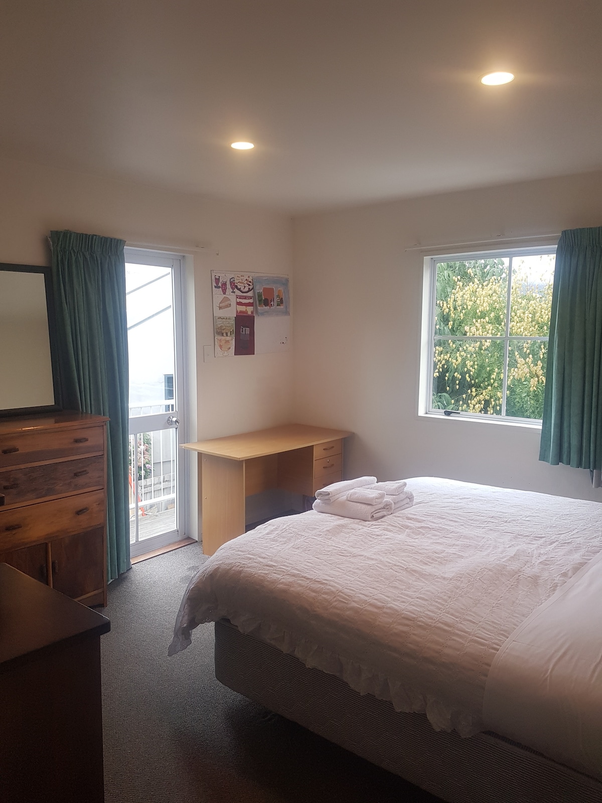 La cama tamaño king se puede dividir para hacer 2 individuales.