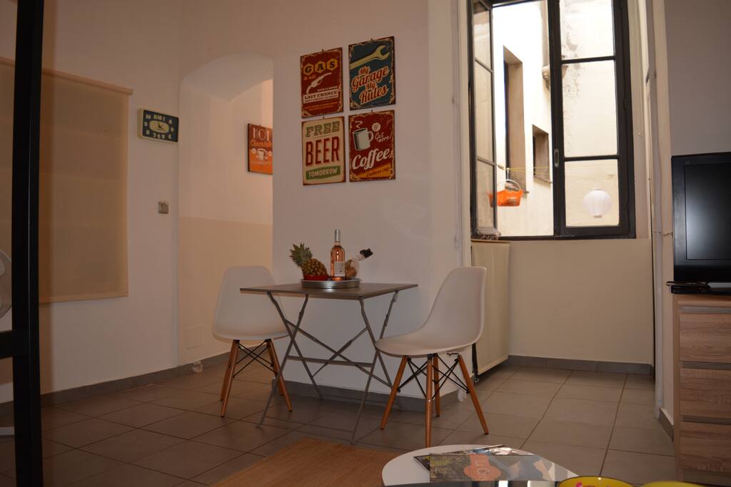 d'abord dans le salon