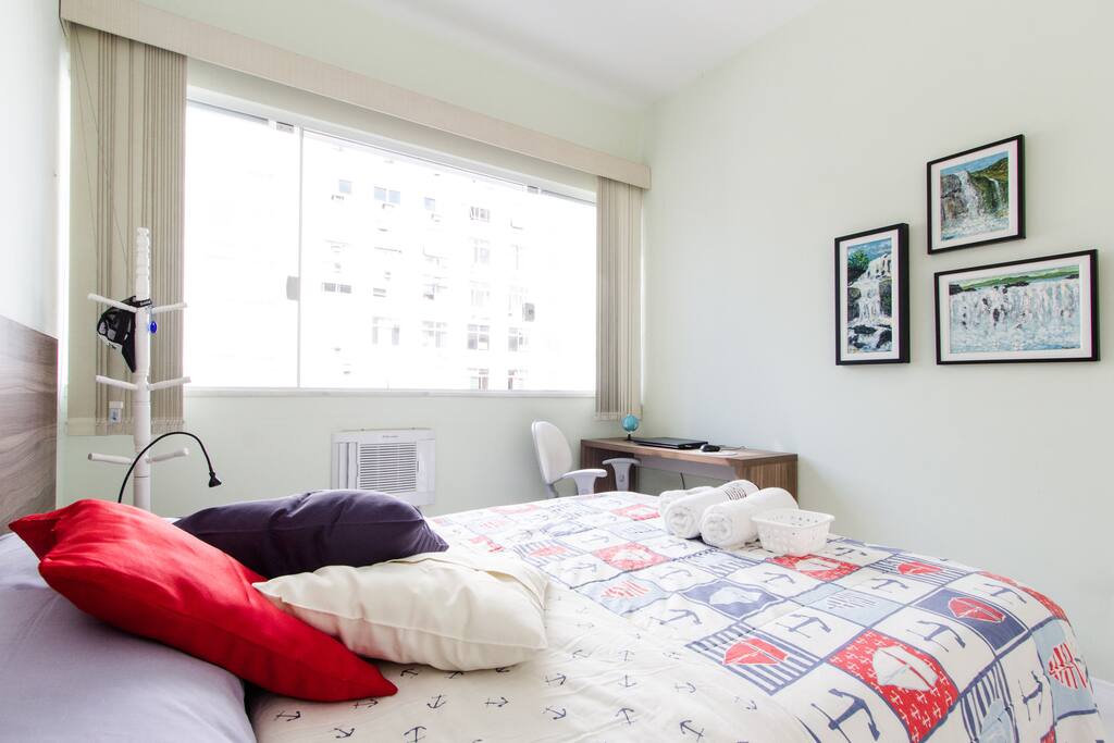 This is the larger room out of the two I am renting // Esté é o maior quarto dos dois que eu estou alugando