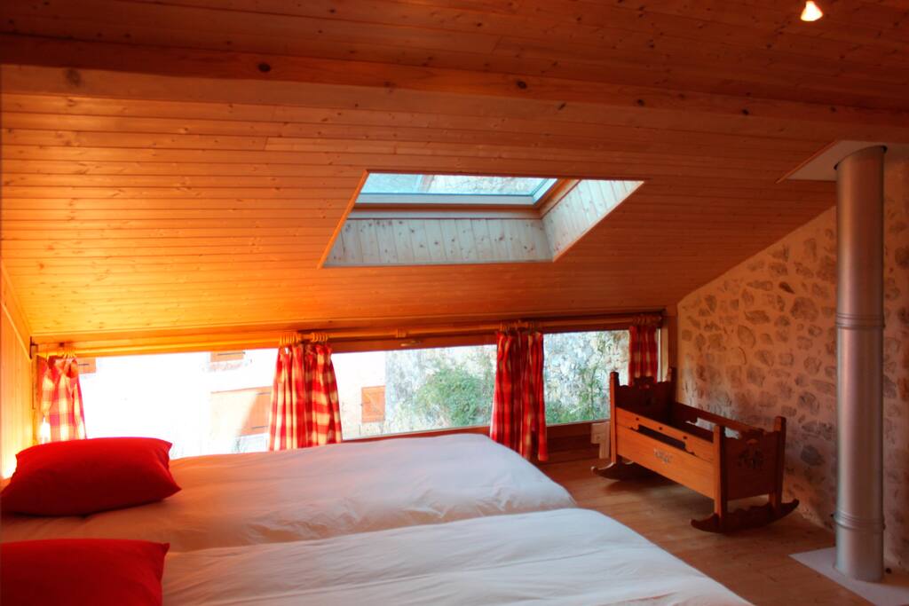 La chambre Framboises, avec son petit berceau alsacien...