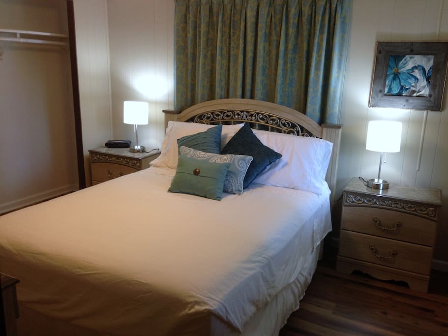 Bedroom 1: Queen Bed