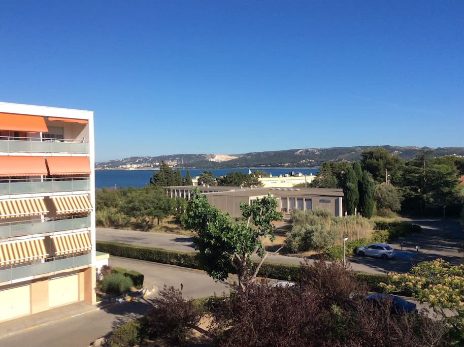 Vue sur la ville et l'étang