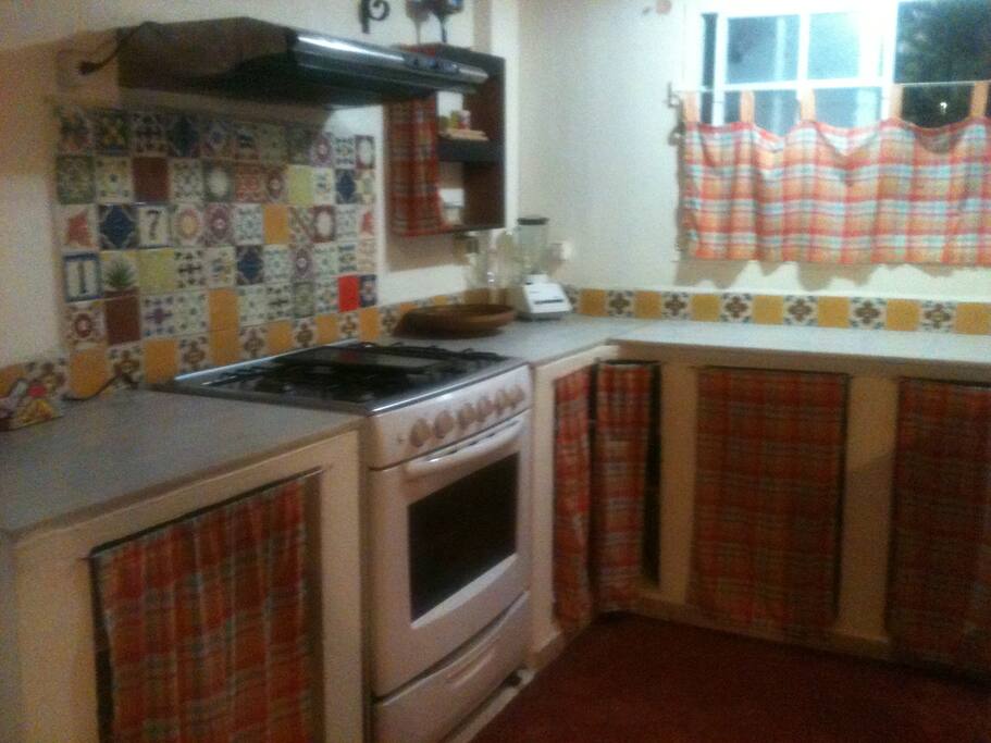 cocina con todas las utilidades.