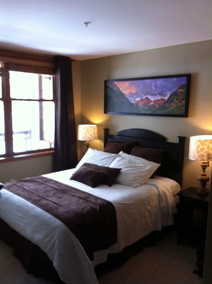 标准双人床、电视和Divide景观。