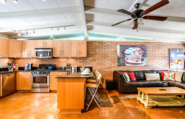 5 bdrms, 10 Mins Downtown, Next to UT,Free parking gallery image 2