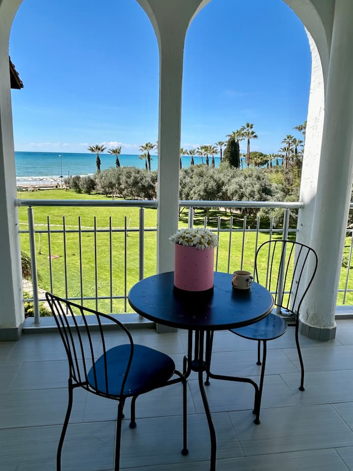 With its great location, 2+1 Apartment by the sea