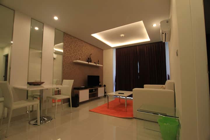 Vista sul soggiorno con impianto audio TV e lettore DVD