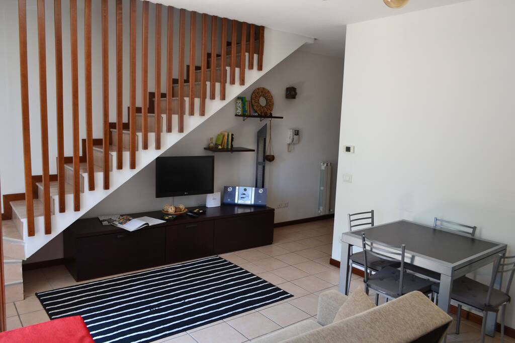 salotto, televisione, radio, internet tavolo da pranzo allungabile