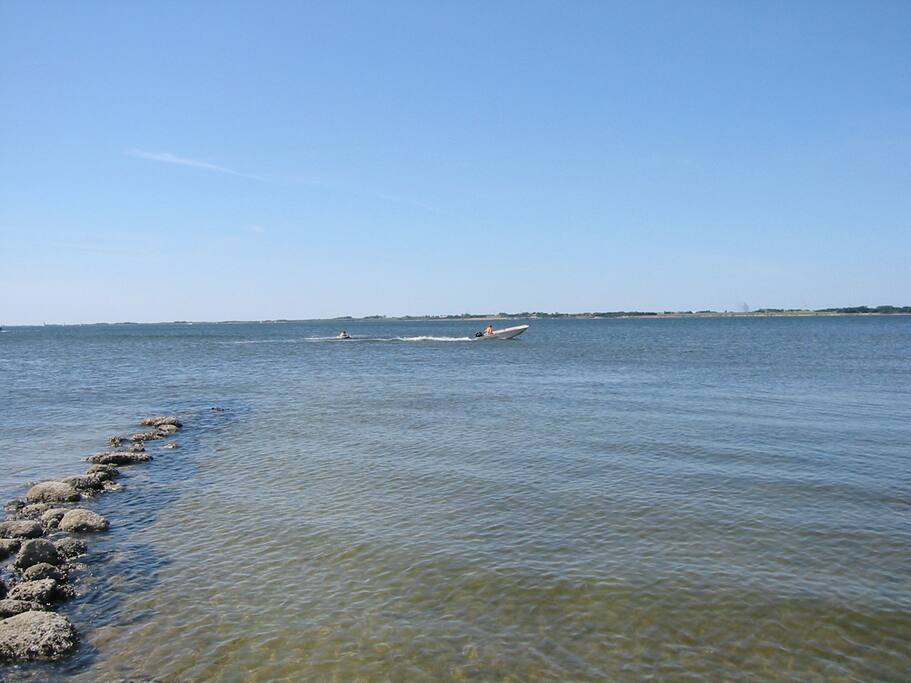 Stranden med rent vand og stille vand