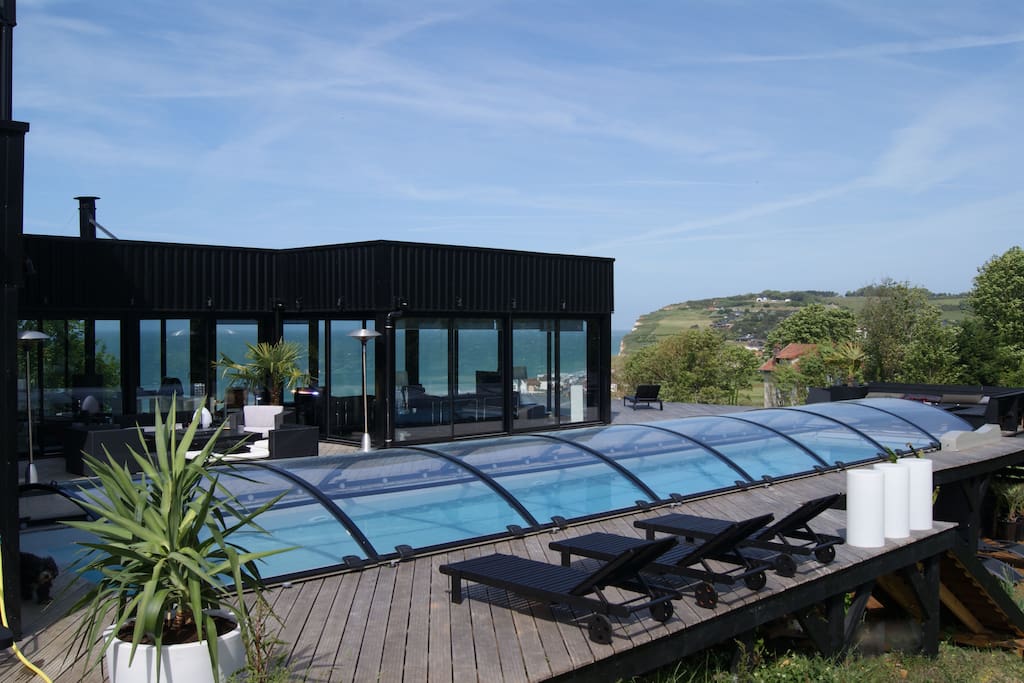 La terrasse solarium panoramique et la piscine. Accessibles du 15/04 au 15/10 en souscrivant au pass Piscine.
