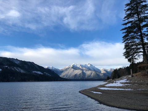 Waterfront 4BR w/ Private Dock & Mountain Views