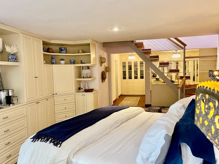 Მთავარი საძინებელი სააბაზანოთი და მდიდრული სარკისებური კარადათი. 